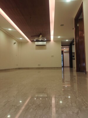 Room in 3 BHK Builder Floor at Sarvodaya Enclave – for Rent