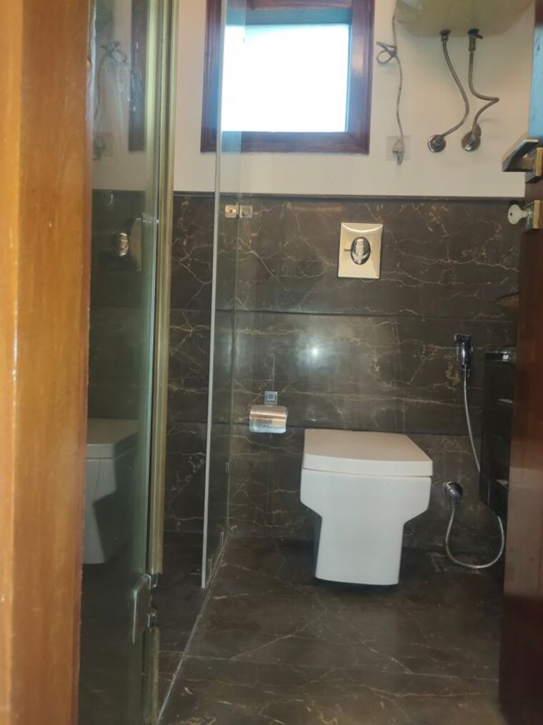 Bathroom, sarvodaya enclave 3 Bedroom 2000 Sq.Ft. Builder Floor In Sarvodaya Enclave Delhi 10583697
