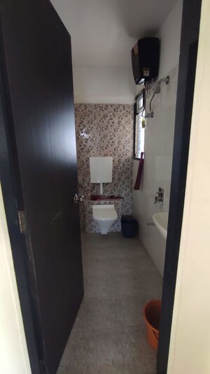 Bathroom in 1.5 BHK Apartment at Sanskruti Splendour, Dahisar East – for Rent