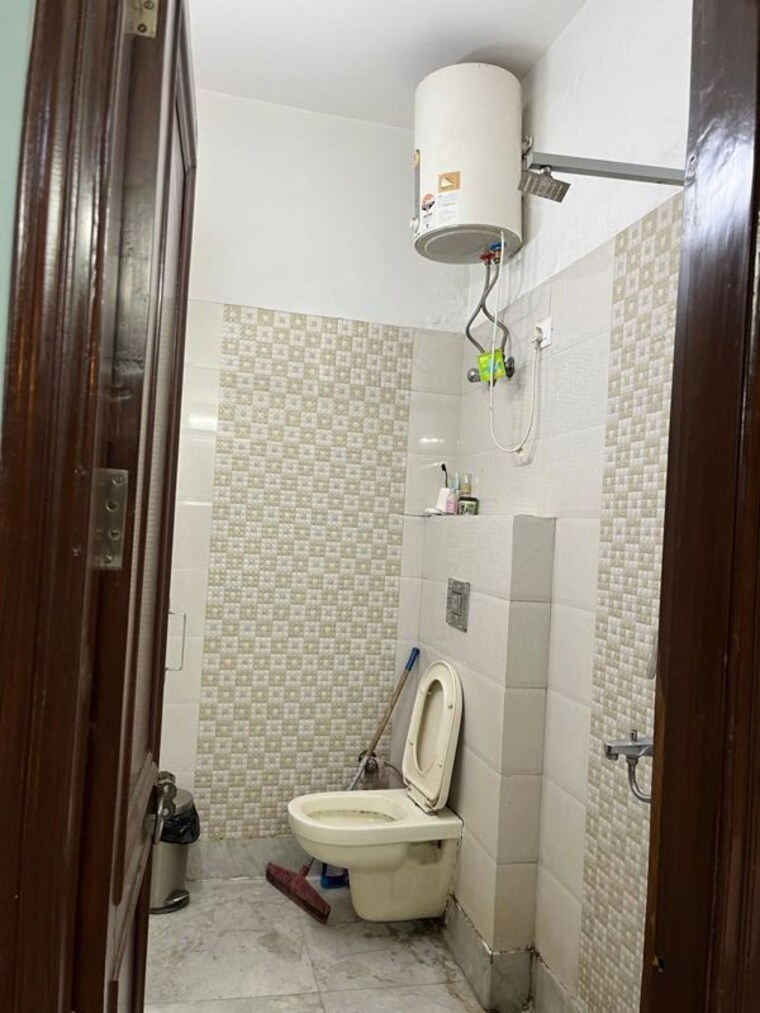 Bathroom, chittaranjan park 2 Bedroom 1100 Sq.Ft. Builder Floor In Chittaranjan Park Delhi 10583711