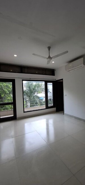 Room in 3 BHK Builder Floor at Defence Colony – for Rent