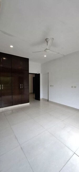 Room in 3 BHK Builder Floor at Defence Colony – for Rent