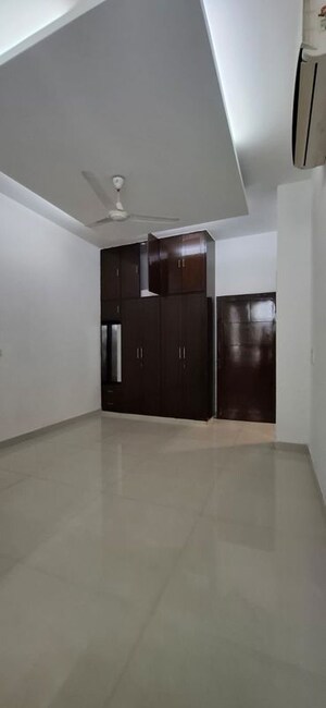 Room in 3 BHK Builder Floor at Defence Colony – for Rent