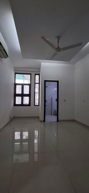 Room in 3 BHK Builder Floor at Defence Colony – for Rent