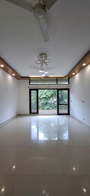 Room in 3 BHK Builder Floor at Defence Colony – for Rent