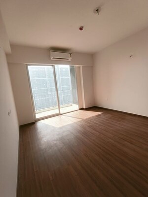 Room in 4 BHK Apartment at Godrej Woods, Sector 43 – for Sale