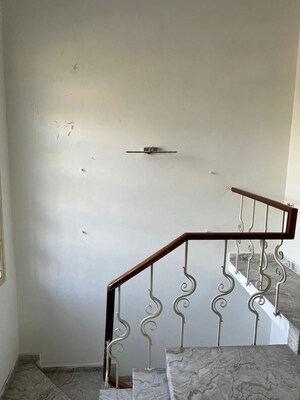 Furnished Amenities in 4 BHK Builder Floor at Dlf Phase iv – for Rent