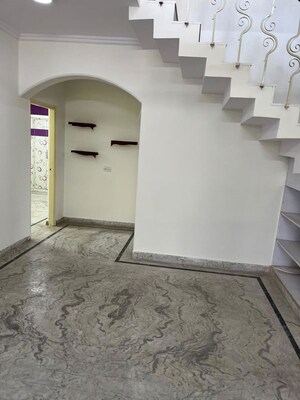 Room in 4 BHK Builder Floor at Dlf Phase iv – for Rent