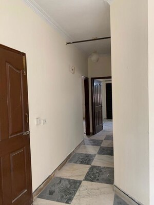 Room in 4 BHK Builder Floor at Dlf Phase iv – for Rent