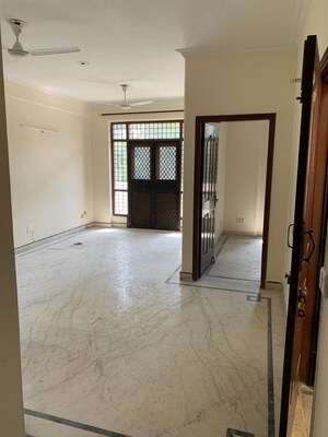 Room in 4 BHK Builder Floor at Dlf Phase iv – for Rent