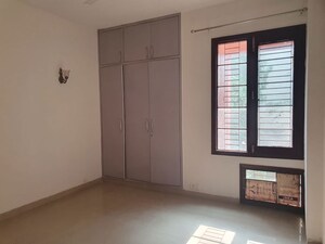 Room in 4 BHK Builder Floor at Sector 49 – for Rent