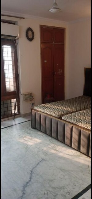 Bedroom in 2 BHK Builder Floor at Dlf City Phase 3 – for Rent