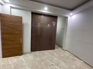 Room in 1.5 BHK Builder Floor at Sector 109 – for Rent