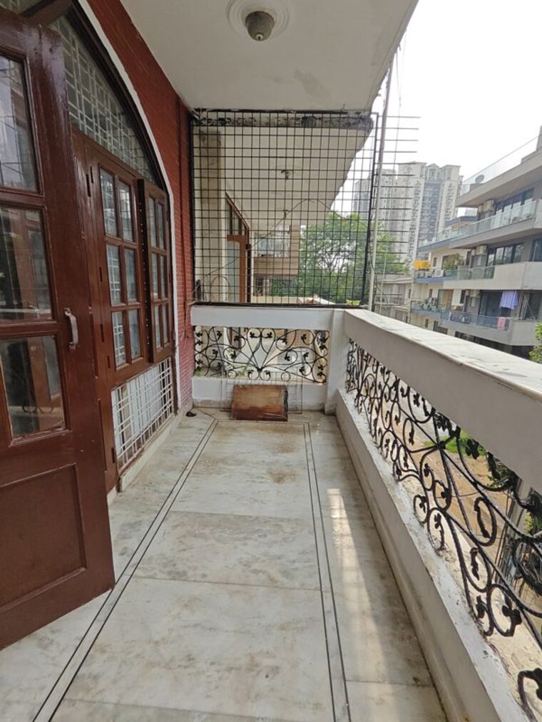 Balcony, super-mart-1 2 Bedroom 163 Sq.Yd. Builder Floor In Sector 27 Gurgaon 10583845