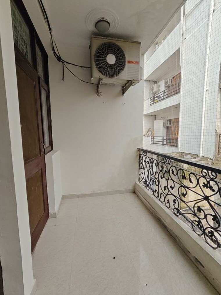 Balcony, super-mart-1 2 Bedroom 163 Sq.Yd. Builder Floor In Sector 27 Gurgaon 10583845
