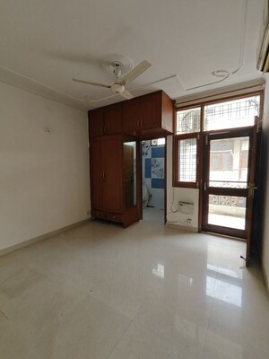 Room in 2 BHK Builder Floor at Super Mart 1, Sector 27 – for Rent