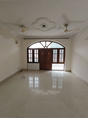 Living Room in 2 BHK Builder Floor at Super Mart 1, Sector 27 – for Rent