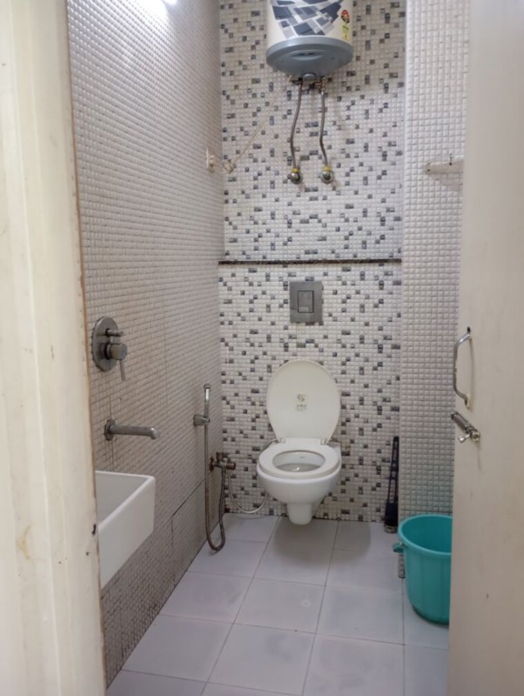 Bathroom, sant nagar 1 Bedroom 600 Sq.Ft. Builder Floor In Sant Nagar Delhi 10583849