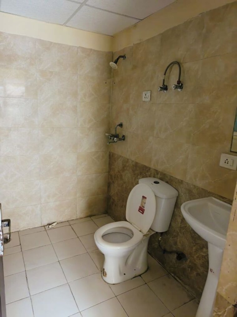 Bathroom, aims-golf-city 3 Bedroom 1550 Sq.Ft. Apartment In Sector 75 Noida 10583935