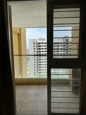 Room in 2 BHK Apartment at Kohinoor Zen Estate, Kharadi – for Rent