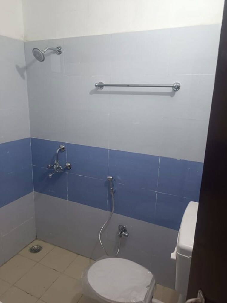 Bathroom, lda-kabir-nagar 2 Bedroom 1100 Sq.Ft. Apartment In Devpur Lucknow 10584037
