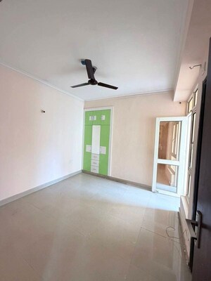 Room in 2.5 BHK Apartment at Trident Embassy Reso, Sector 1 Greater Noida – for Rent