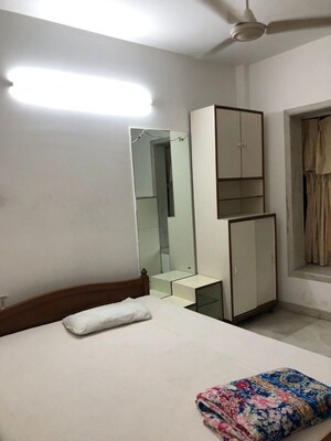 Room in 2 BHK Apartment at Lok Darshan, Andheri East – for Rent