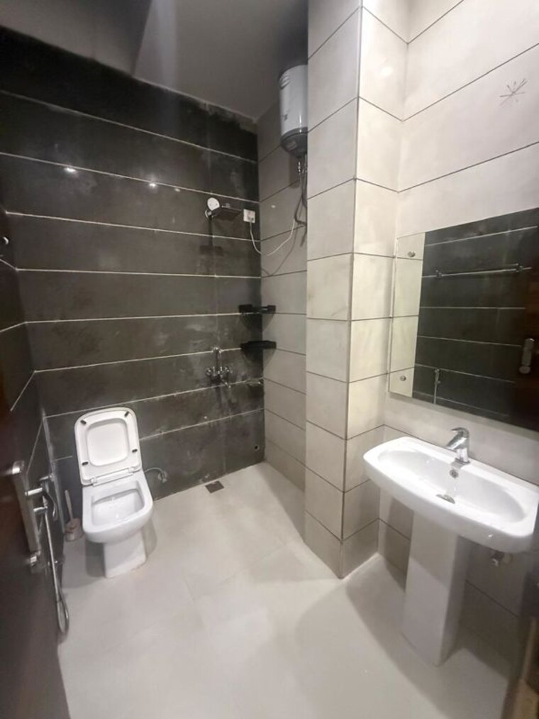 Bathroom, sector 44 4 Bedroom 1800 Sq.Ft. Builder Floor In Sector 44 Chandigarh 10584281
