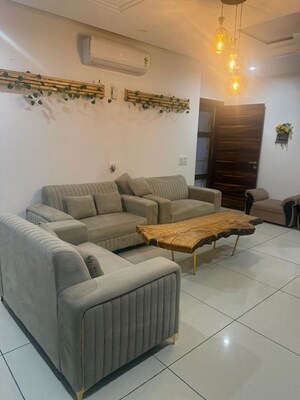 Living Room in 4 BHK Builder Floor at Sector 44 – for Rent