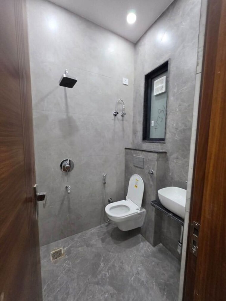 Bathroom, freedom fighters enclave 1 RK 350 Sq.Ft. Apartment In Freedom Fighters Enclave Delhi 10584313