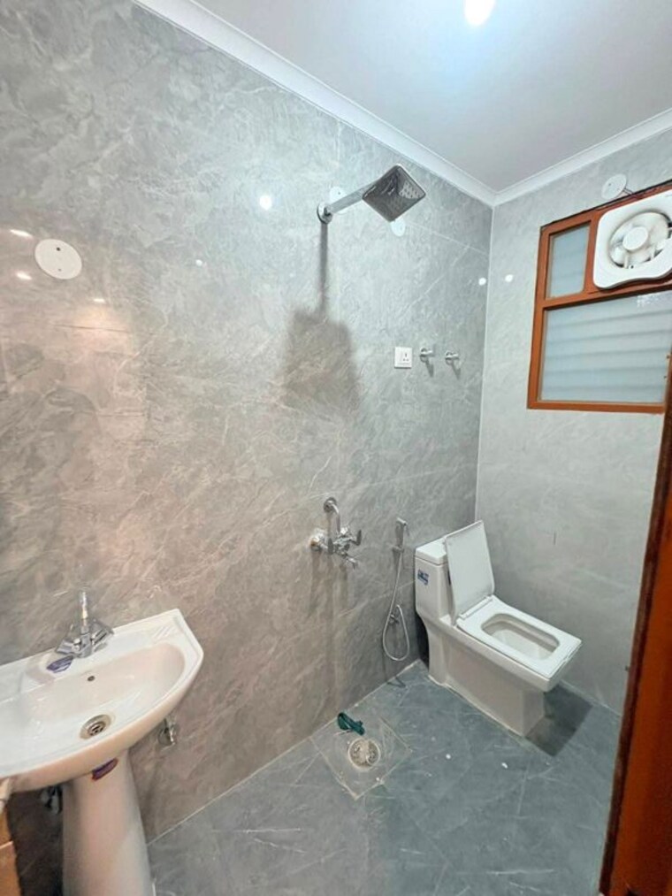 Bathroom, freedom fighters enclave 1 Bedroom 440 Sq.Ft. Apartment In Freedom Fighters Enclave Delhi 10584318
