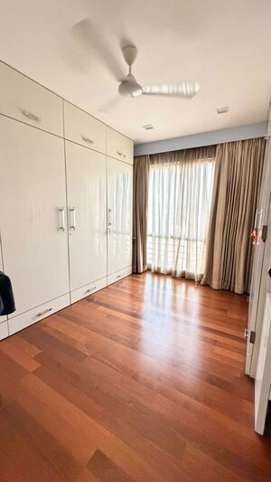 Room in 6 BHK Apartment at Wadhwa Imperial Heights, Goregaon West – for Sale