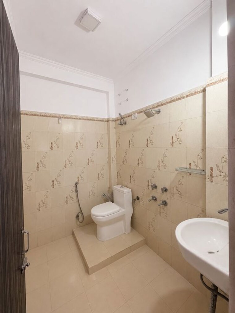Bathroom, freedom fighters enclave 2 Bedroom 830 Sq.Ft. Apartment In Freedom Fighters Enclave Delhi 10584325