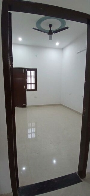 Room in 2 BHK Apartment at Tiwaripur – for Rent