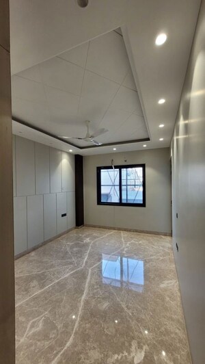 Room in 3 BHK Builder Floor at Sushant Lok I – for Rent