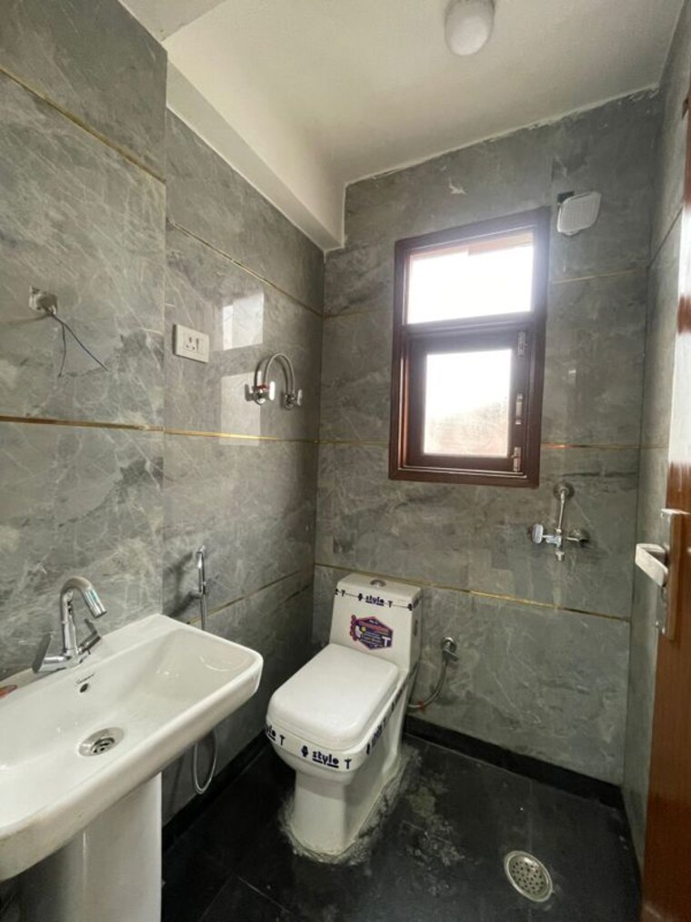 Bathroom, maidan garhi 2 Bedroom 700 Sq.Ft. Builder Floor In Maidan Garhi Delhi 10584376