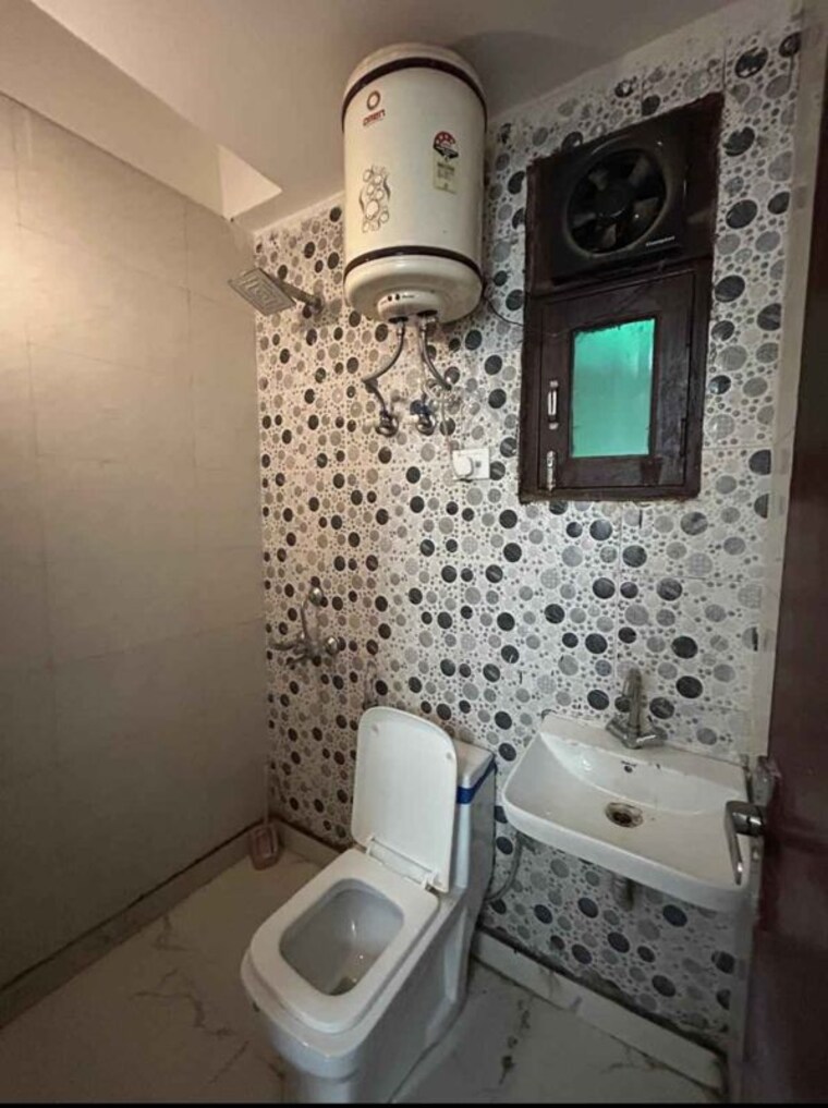 Bathroom, chattarpur 1 RK 300 Sq.Ft. Builder Floor In Chattarpur Delhi 10584418