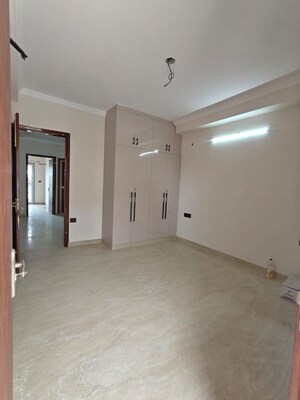 Room in 3 BHK Builder Floor at Sector 38 – for Rent