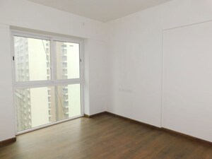 Room in 1.5 BHK Apartment at Shapoorji Pallonji Sarova, Kandivali East – for Sale