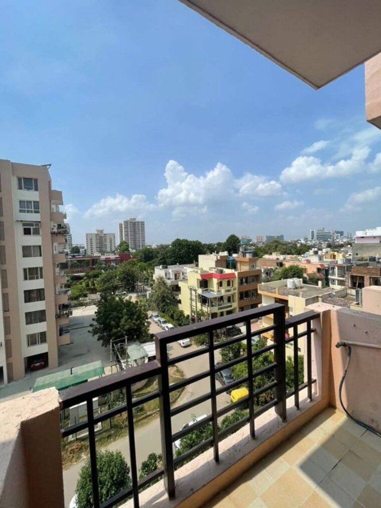 Balcony, sector 31 1 RK 550 Sq.Ft. Apartment In Sector 31 Gurgaon 10584443