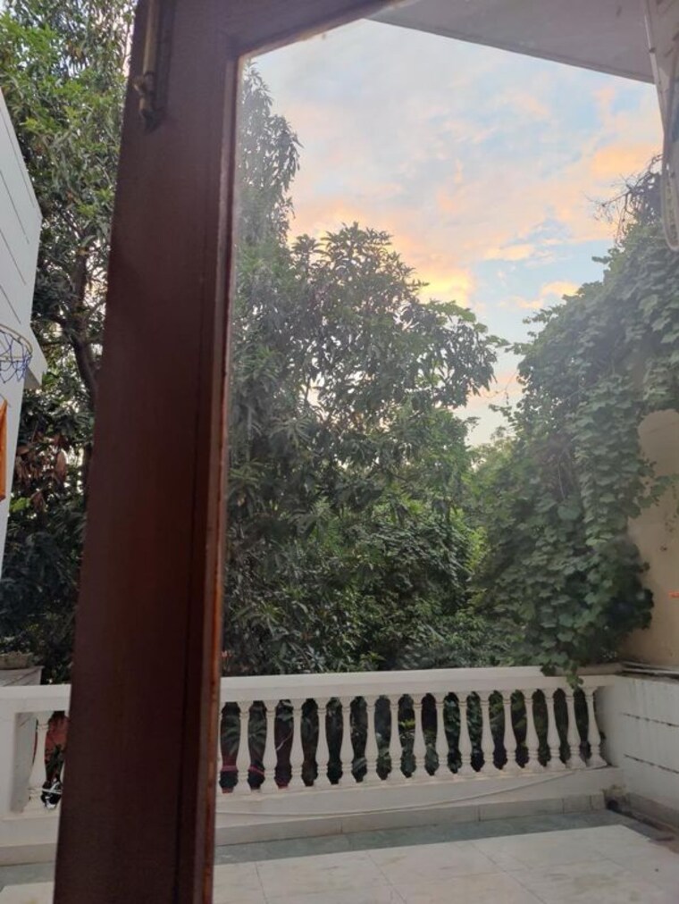 Balcony, dlf phase ii 3 Bedroom 2000 Sq.Ft. Builder Floor In Dlf Phase ii Gurgaon 10584453
