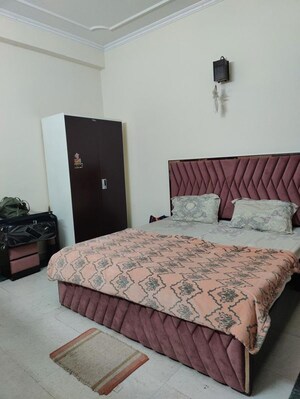 Bedroom in 3 BHK Builder Floor at Dlf Phase ii – for Rent