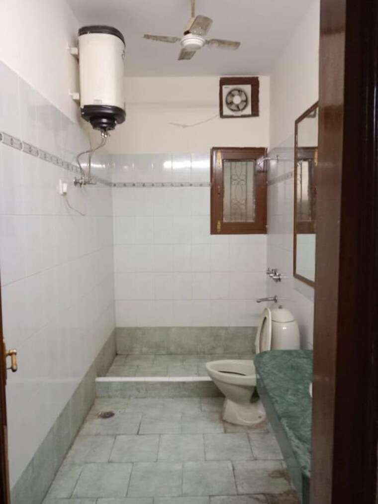 Bathroom, dlf phase ii 3 Bedroom 2000 Sq.Ft. Builder Floor In Dlf Phase ii Gurgaon 10584453
