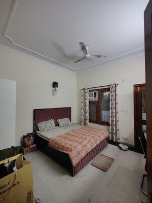 Bedroom in 3 BHK Builder Floor at Dlf Phase ii – for Rent