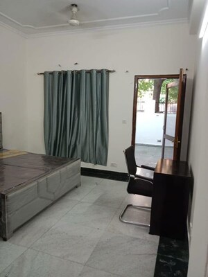 Bedroom in 3 BHK Builder Floor at Dlf Phase ii – for Rent