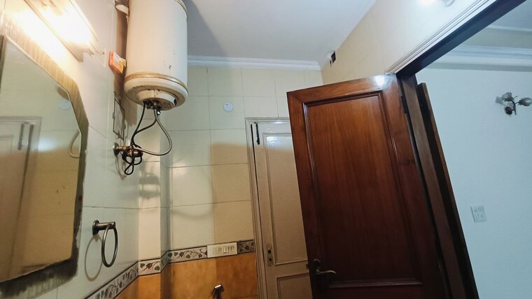 Bathroom, malviya nagar 3 Bedroom 150 Sq.Yd. Builder Floor In Malviya Nagar Delhi 10584470