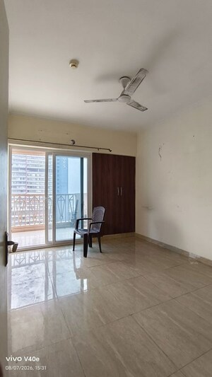 Room in 2 BHK Apartment at Gaur City 7th Avenue, Sector 4 Greater Noida – for Rent