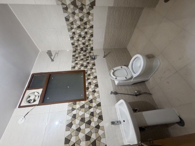Bathroom, sector 15 3 Bedroom 1800 Sq.Ft. Builder Floor In Sector 15 Gurgaon 10584472