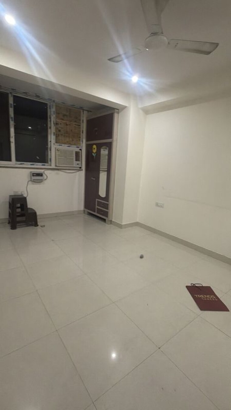 Room, sector 15 3 Bedroom 1800 Sq.Ft. Builder Floor In Sector 15 Gurgaon 10584472