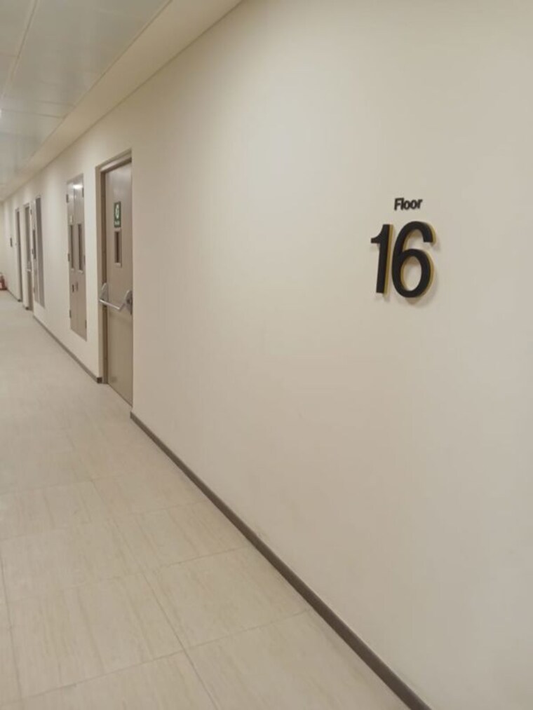 Room, turf-estate Commercial Office Space 700 Sq.Ft. In Worli Mumbai 10584564
